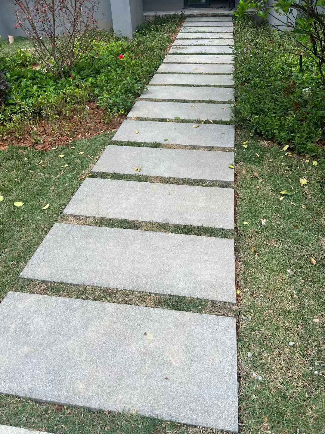 徐州 芝麻黑小区踏步、汀步石铺装效果